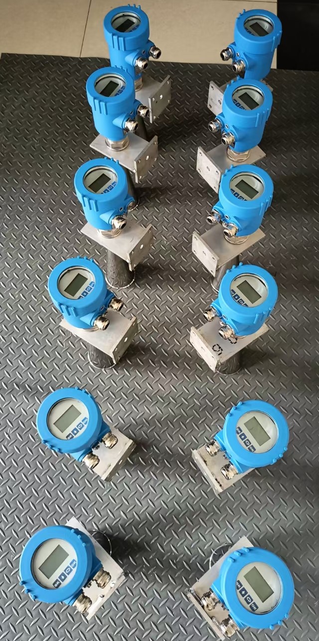 帶安裝支架雷達(dá)液位計(jì)